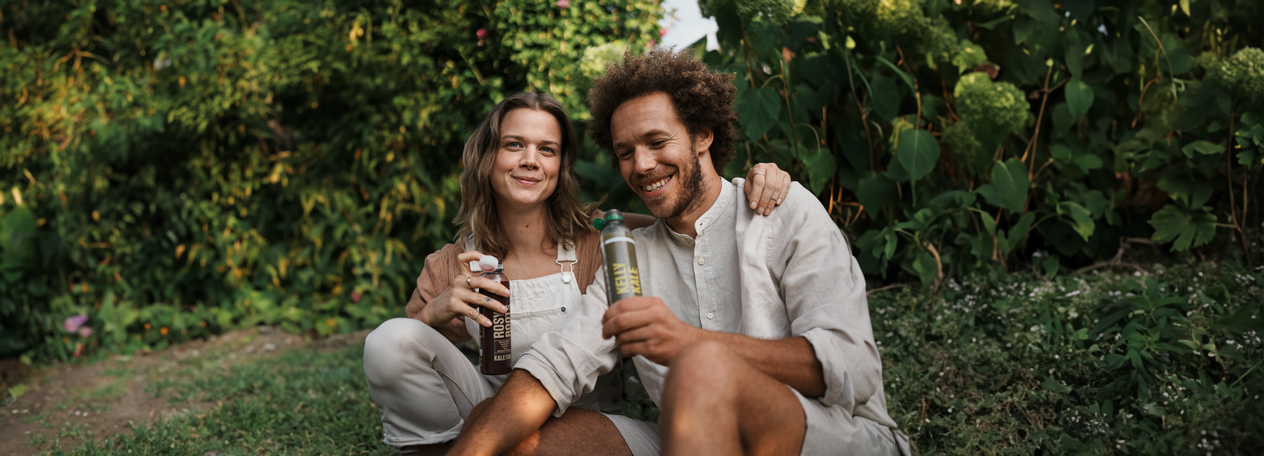 Paar im Grünen mit Säften