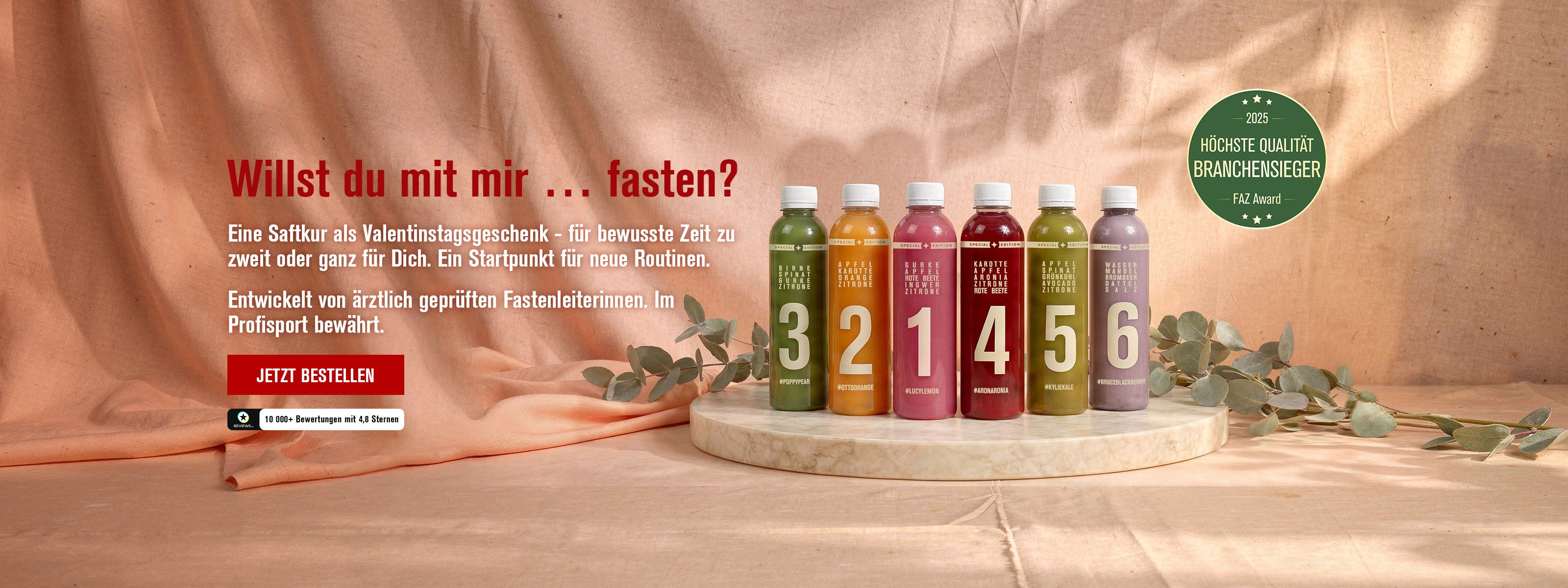 Obst- und Gemüsesäfte im Valentintstagsdesign