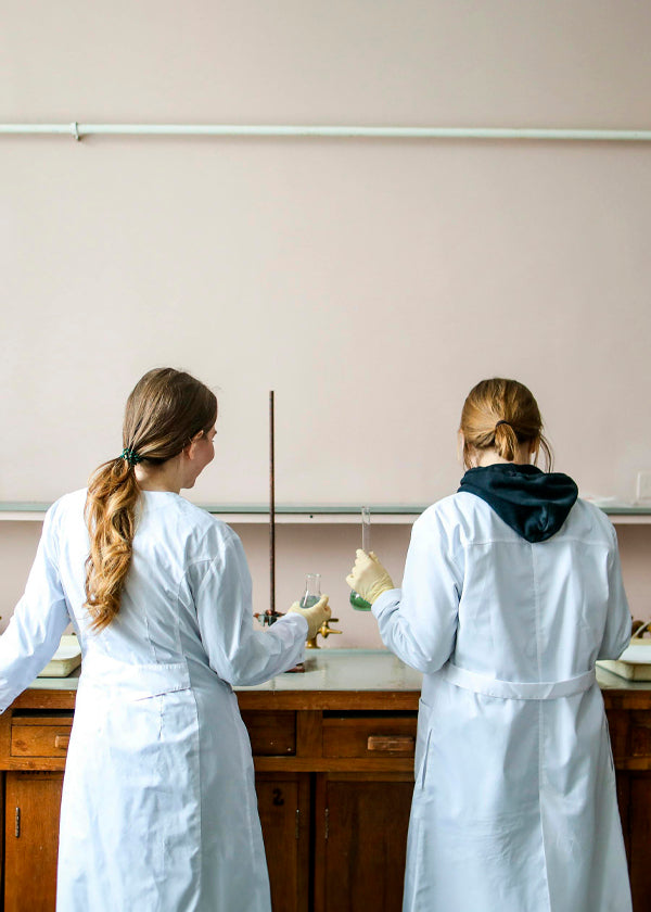 Zwei Wissenschaftlerinnen im Labor untersuchen eine Probe