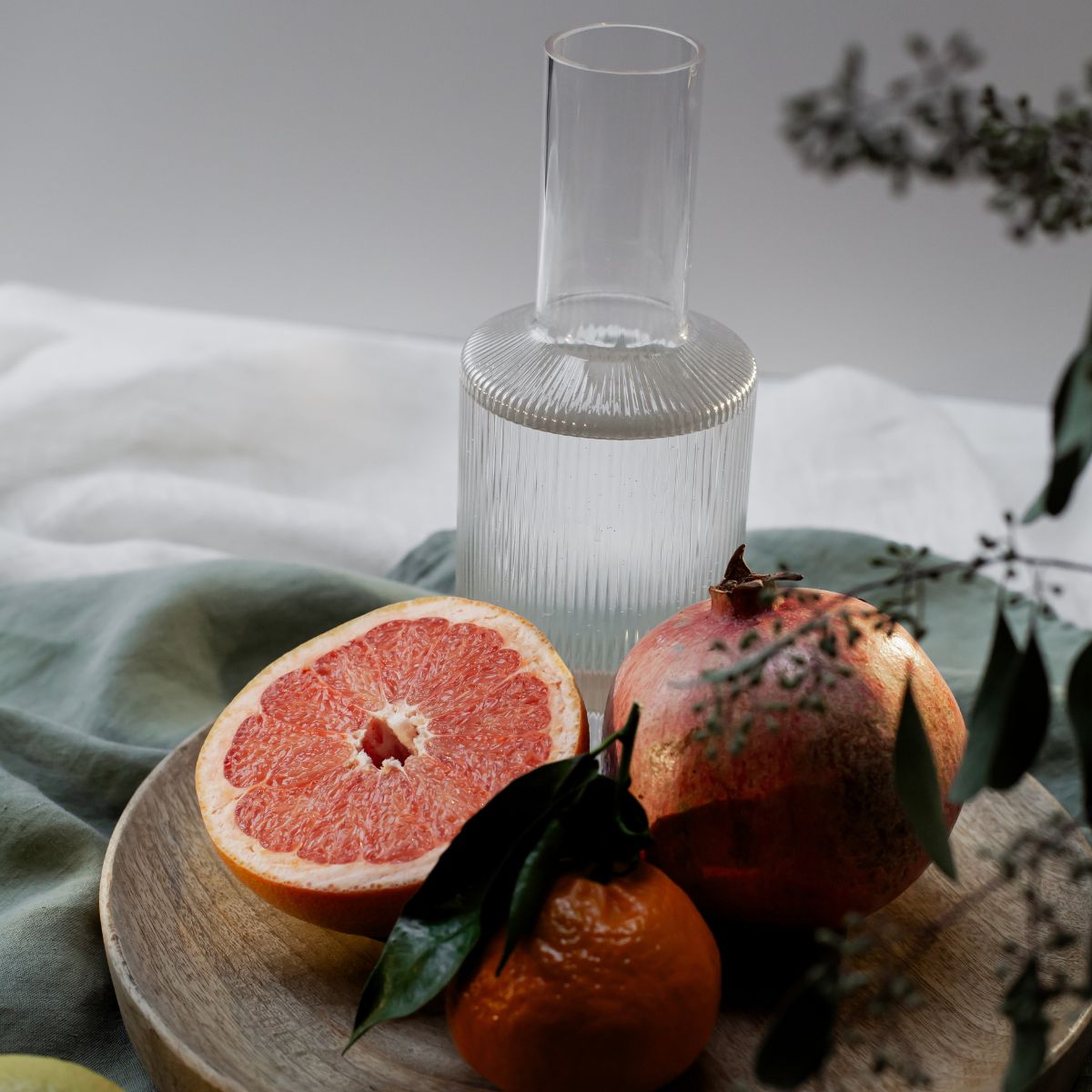 Granatapfel und Grapefruit aufgeschnitten