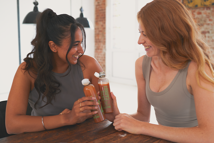 2 Frauen am Tisch mit Saft