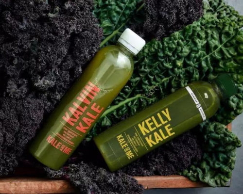 Zwei Grünkohlseite auf Gemüsebett