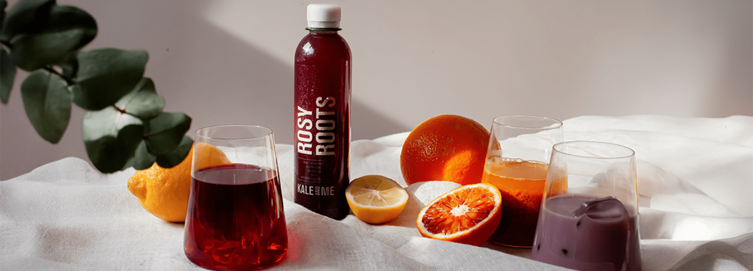 Rote Beete Saft mit 3 Gläsern und Obst