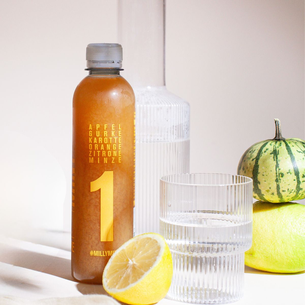 Saft mit Wasserglas