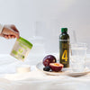 Fermentierte Pflaume neben Grünkohlsaft
