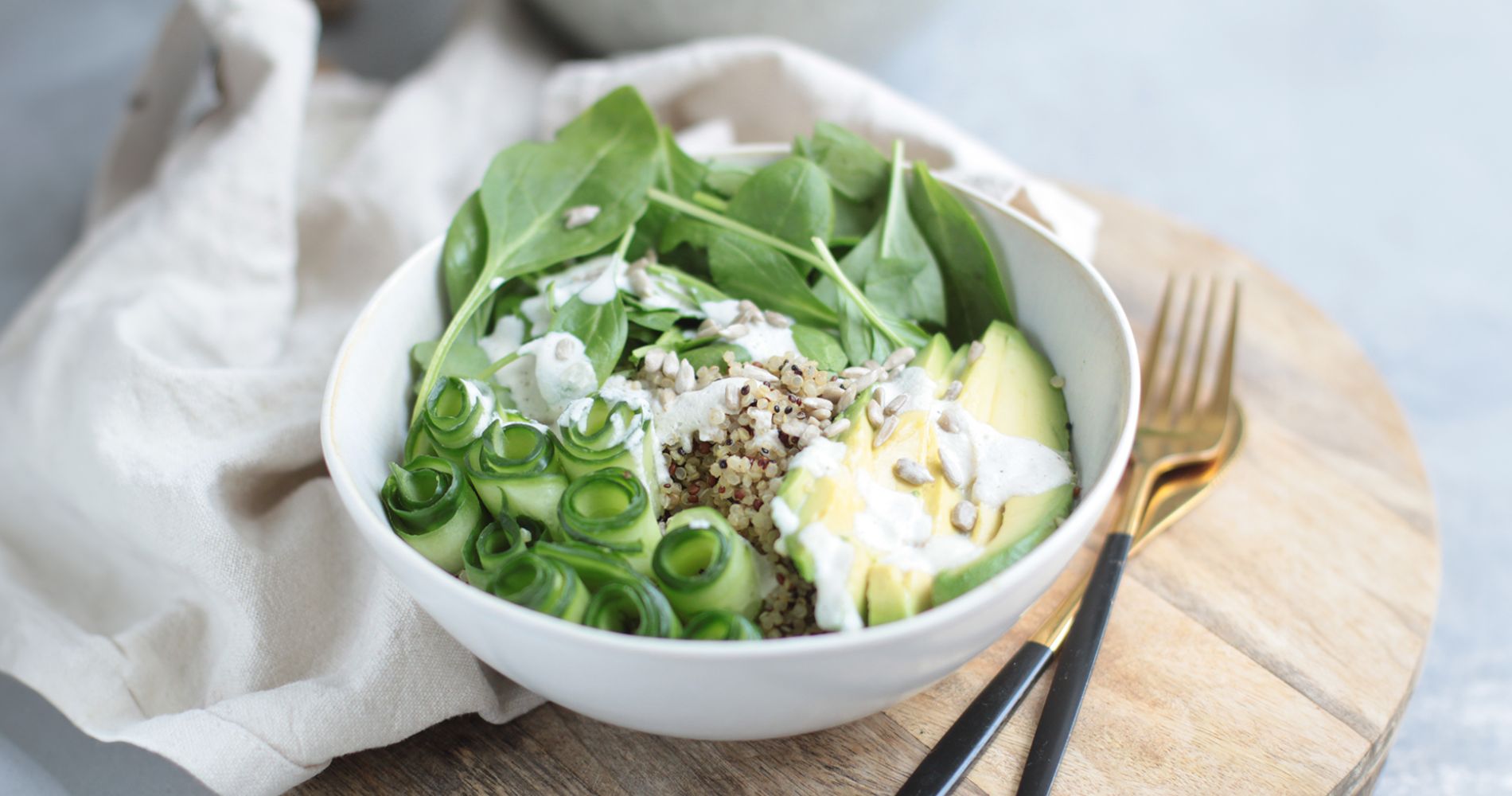 Grüne Bowl mit Spinat, Gurke, Avocado