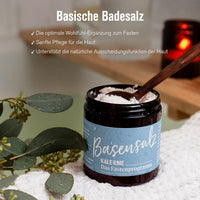 Badesalz vor Badewanne