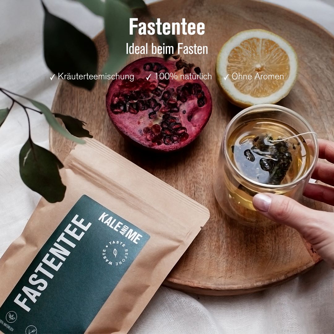 Kräutertee in Verpackung und Tee im Glas