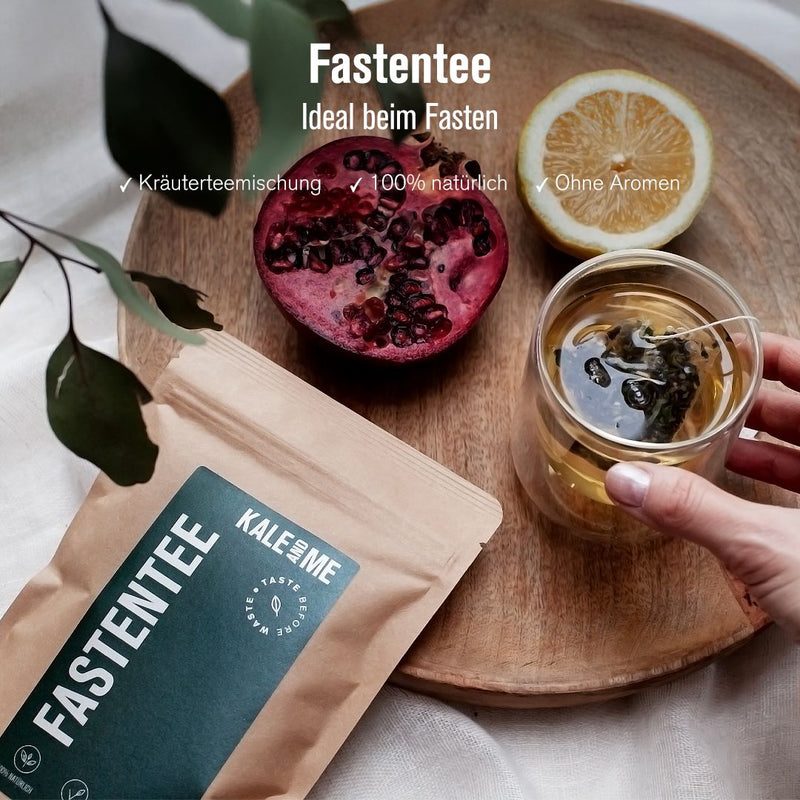 Kräutertee in Verpackung und Tee im Glas