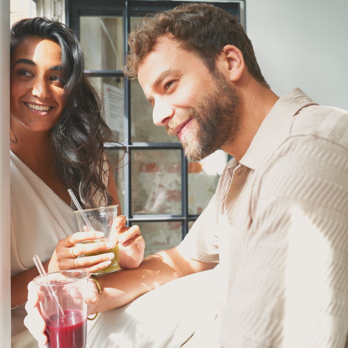 Mann und Frau mit Saft