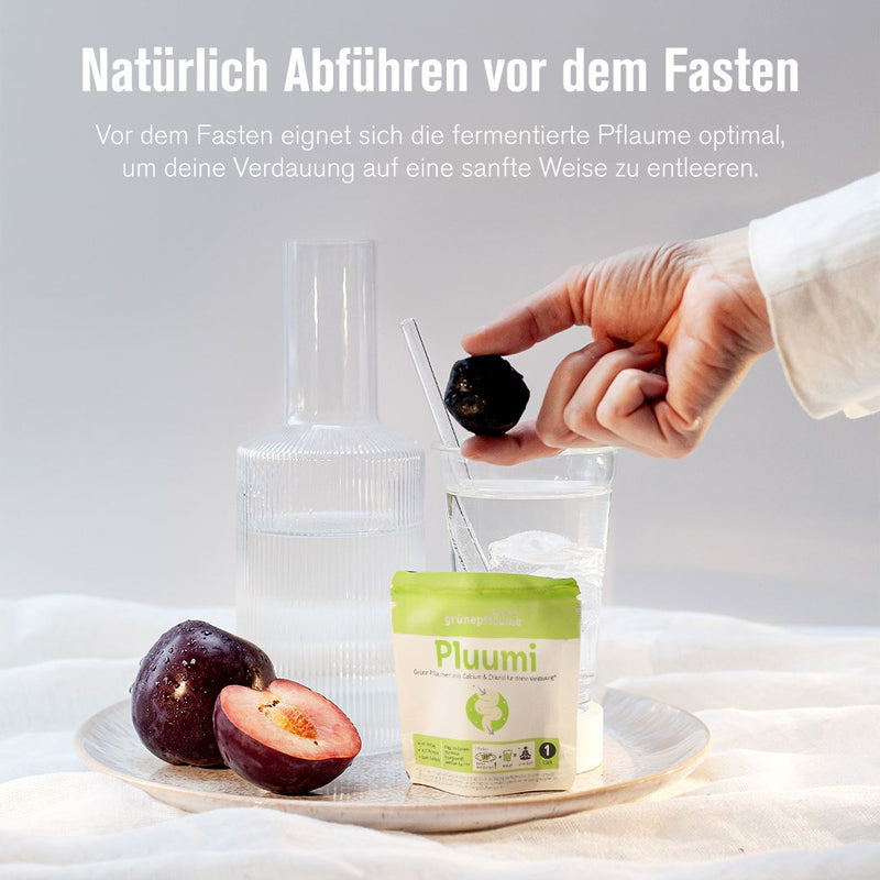 Fermentierte Pflaume neben frischer Pflaume und Erklärung zur Wirkung