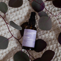 Lavendel Kissenspray für beruhigenden Schlaf, auf cremefarbenem Stoff mit Blättern.