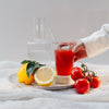 Glas mit Tomatensaft und Rohstoffen