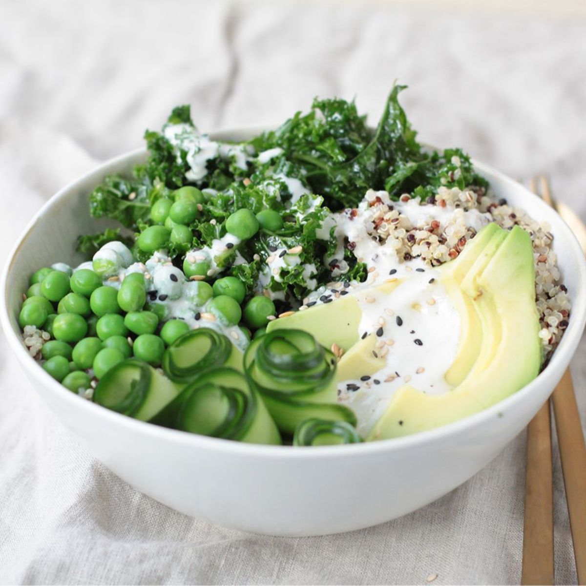 Bowl mit Erbsen, Avocado und Grünkohl