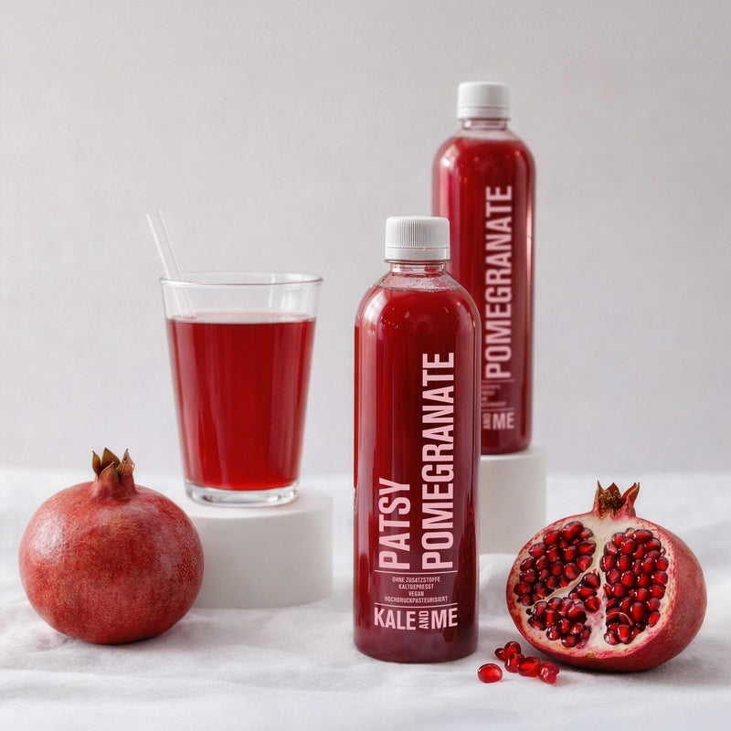 Granatapfelsaft in Flaschen und Glas